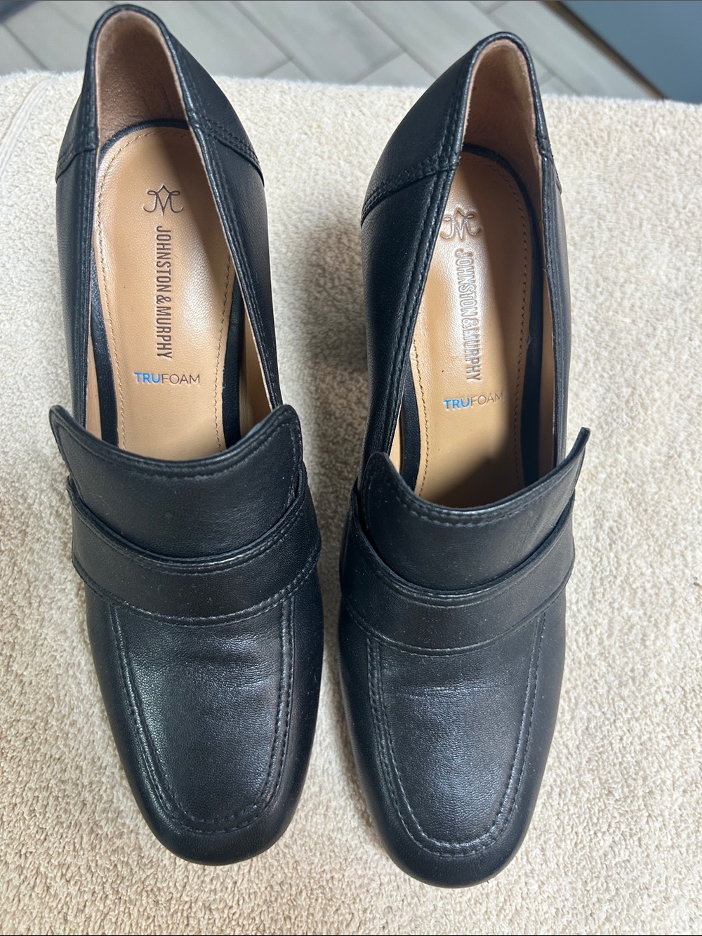 Johnston and Murphy women’s Charlotte loafer style block heel pumps.Size 7M EUC